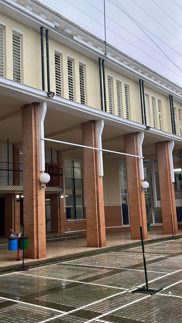 El instituto de Carmona sin acordonar.