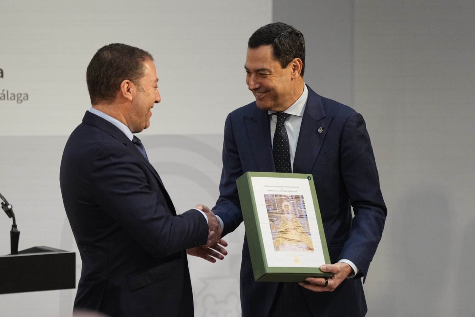 Moreno con la Virgen de la Esperanza.