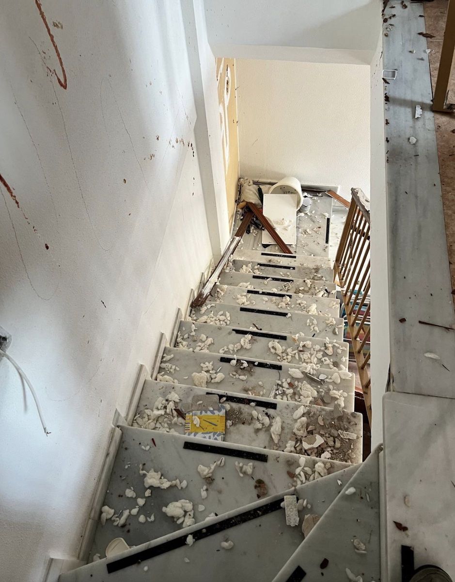 Las escaleras, también destrozadas, de la casa de Yolanda en Chipiona.