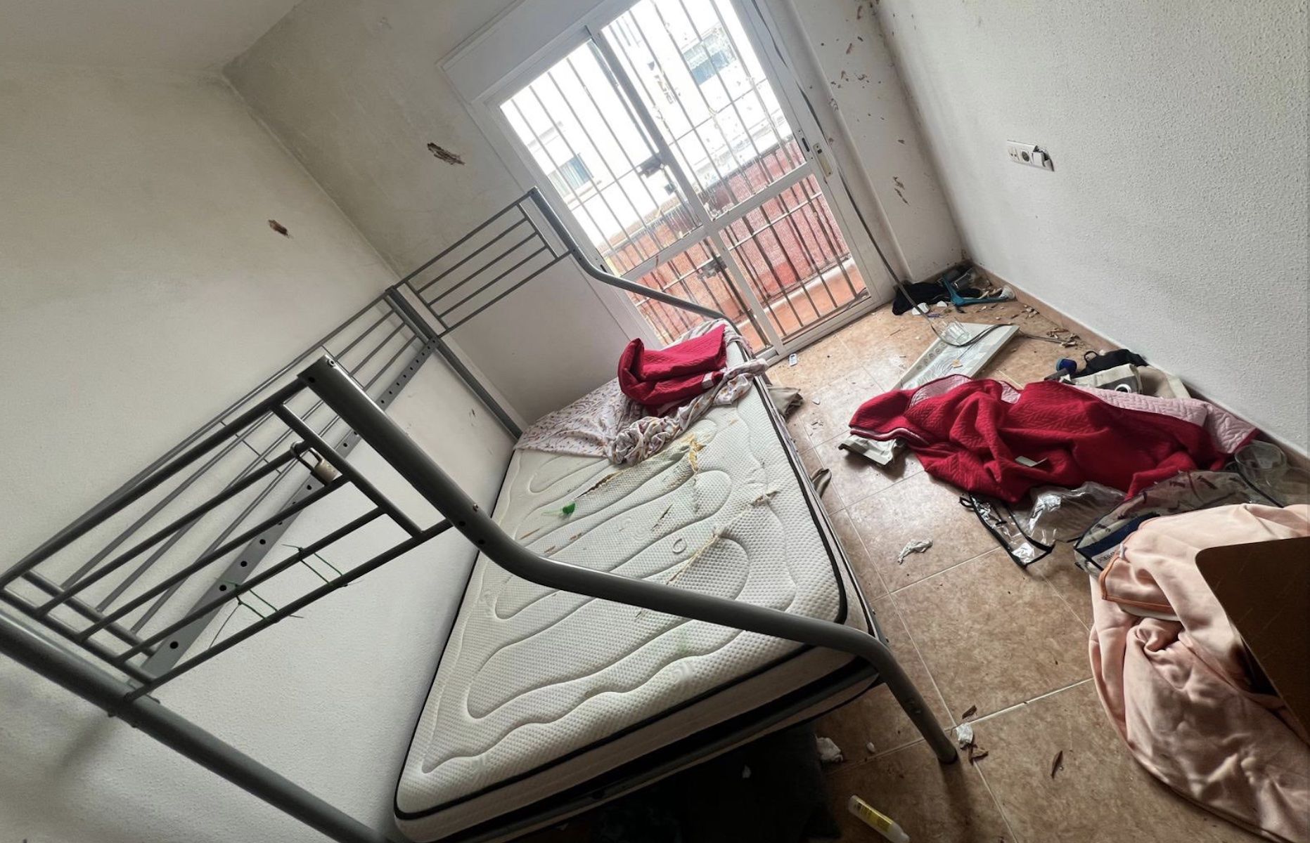 Una de las habitaciones destrozadas de la casa de Yolanda, compartida por ella misma en Facebook.