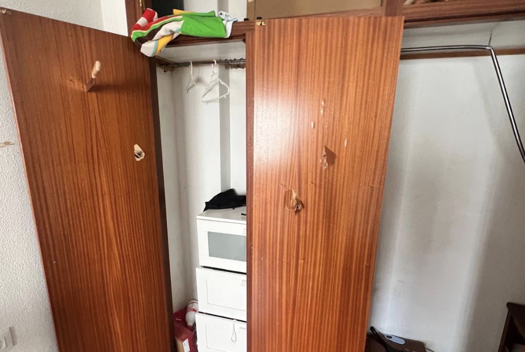 Armarios completamente rotos en la casa okupada de Chipiona.