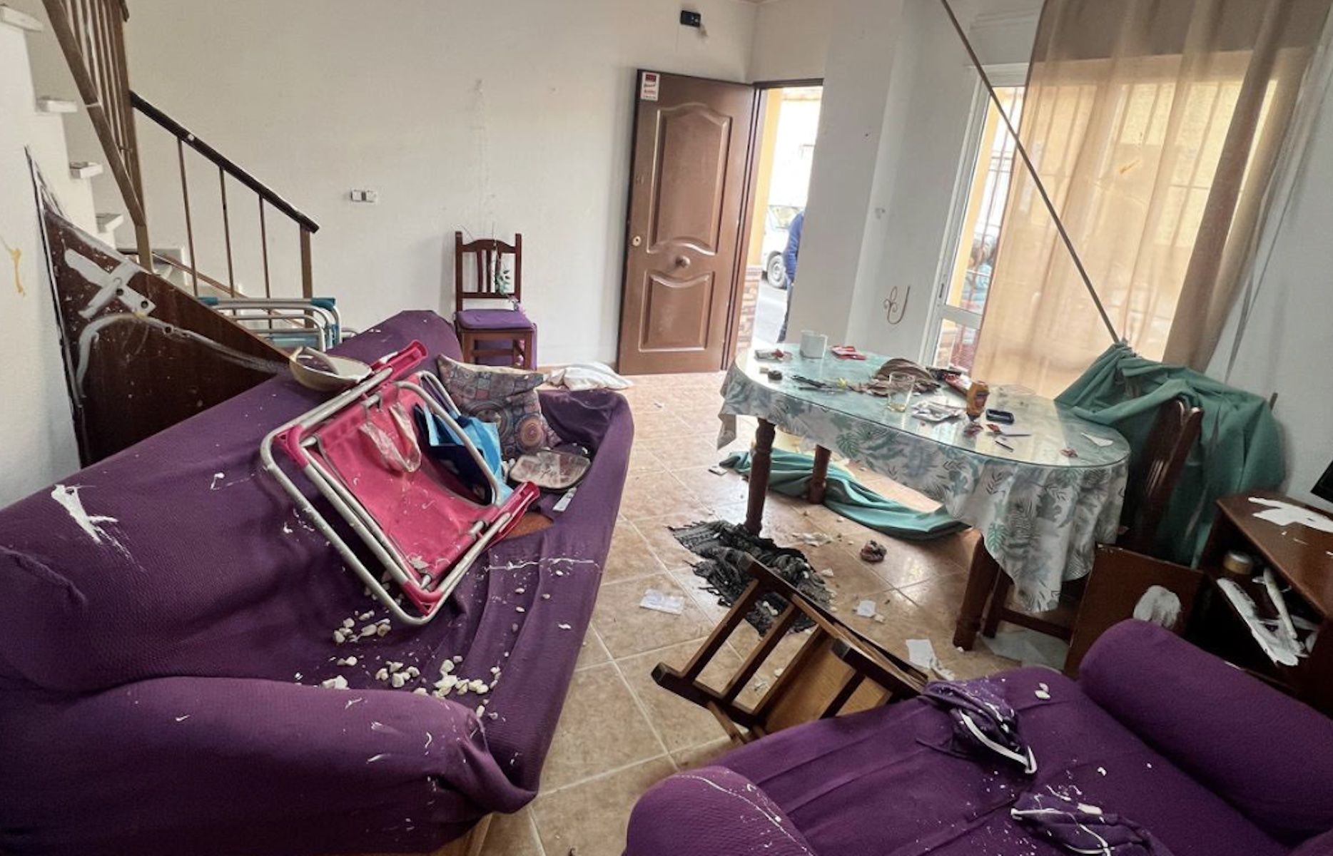 Yolanda García muestra el estado de su vivienda en Chipiona tras la salida de una inquilina con una gran deuda.