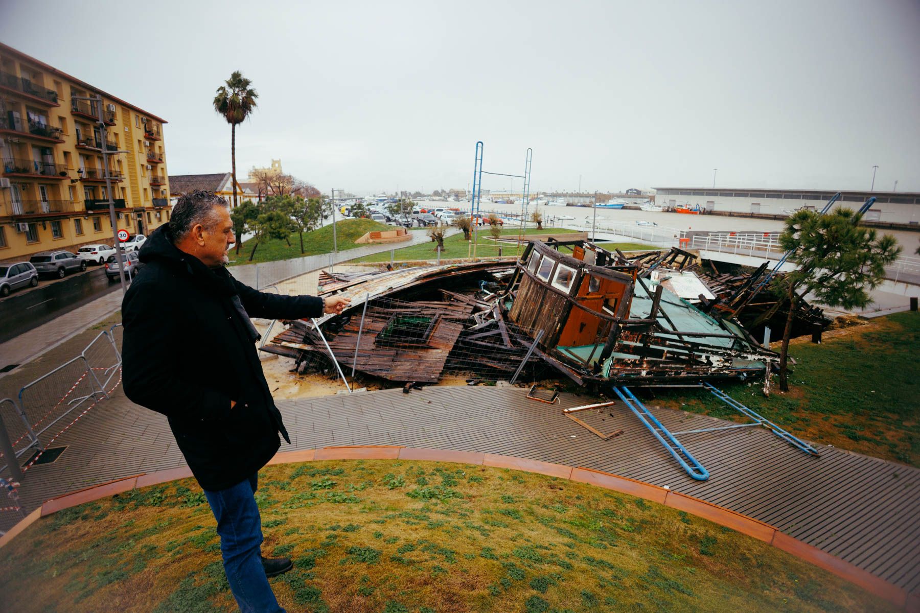 José María García Flores, presidente de la asociación Amigos del Vapor, frente al barco destrozado en El Puerto.