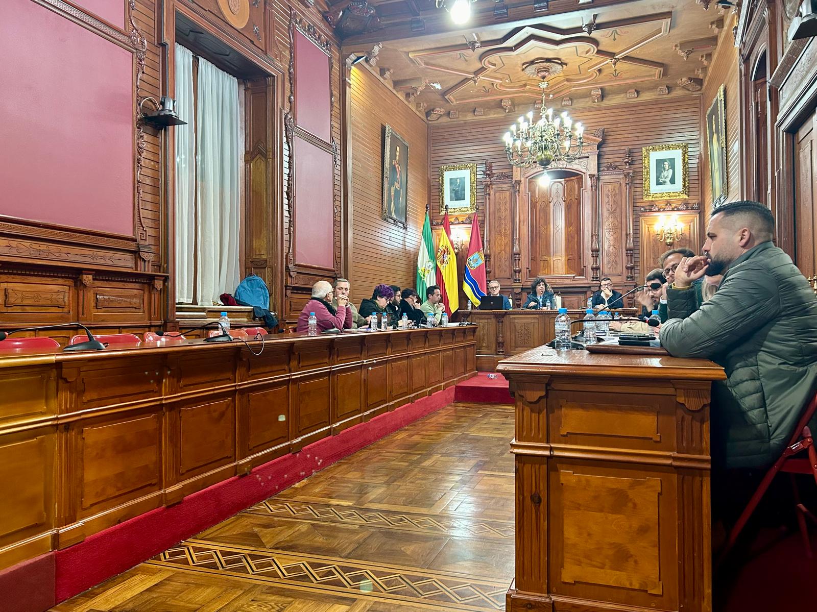 Un momento del pleno celebrado este martes en Sanlúcar y presidido por la alcaldesa, Carmen Álvarez.