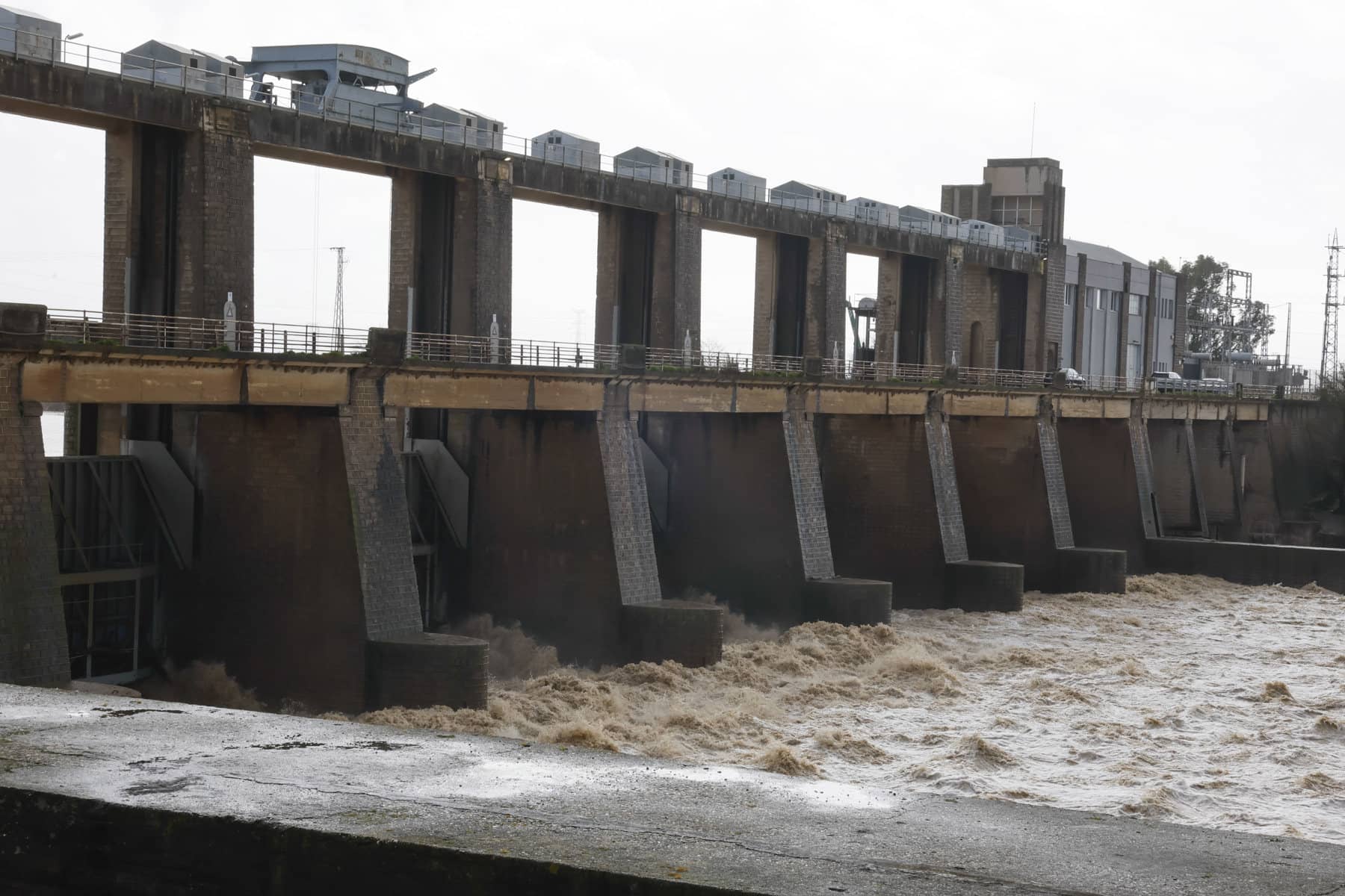 El Guadalquivir, por la presa de Cantillana.