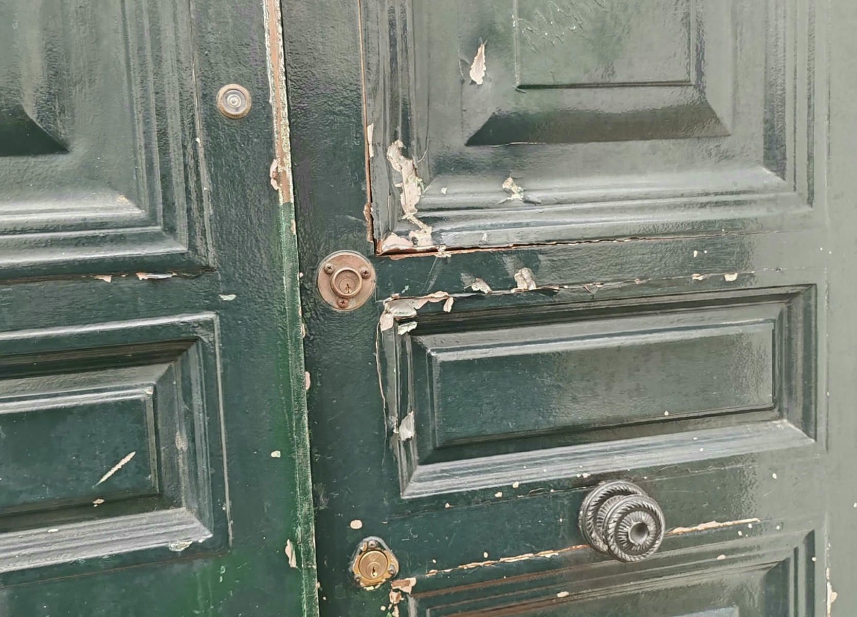 Puerta dañada en Puerto Real.