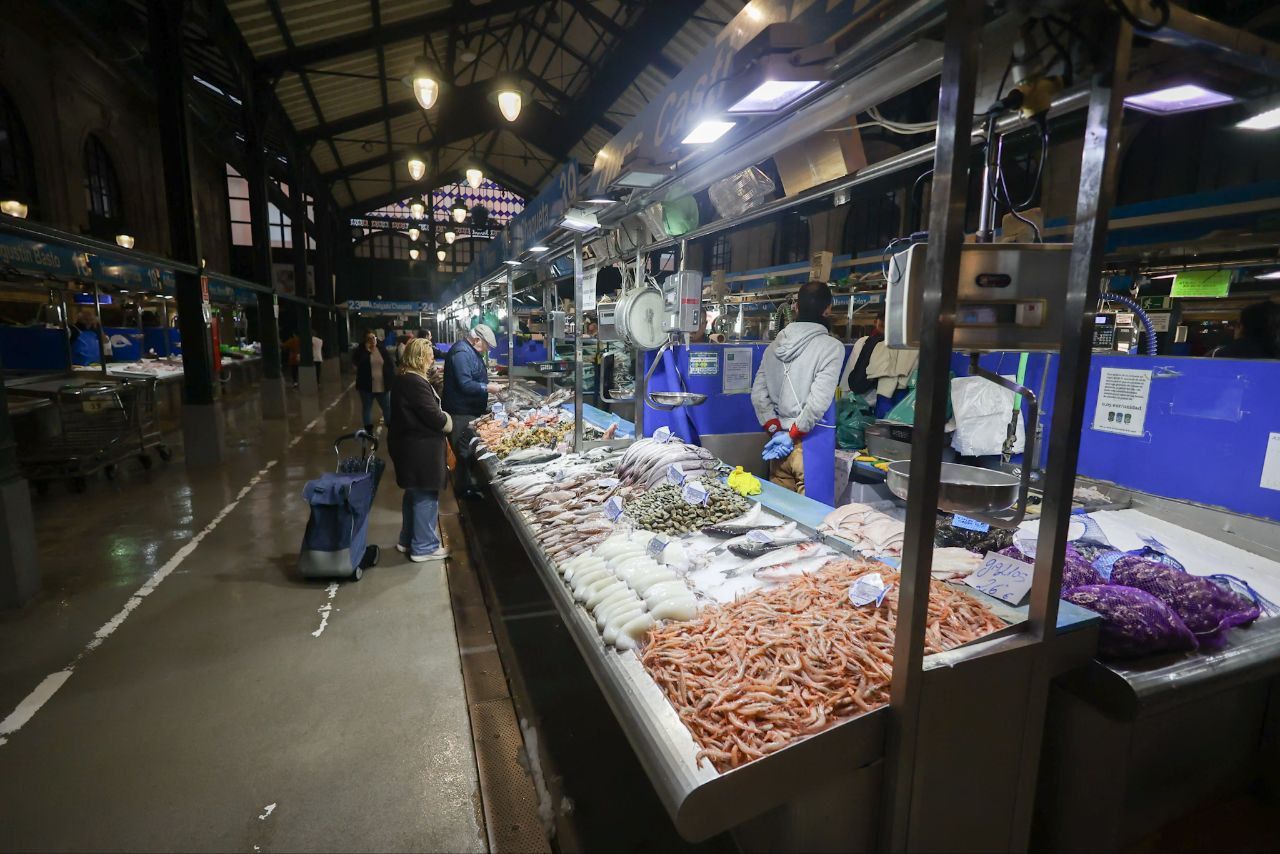 Poco ambiente en la plaza.