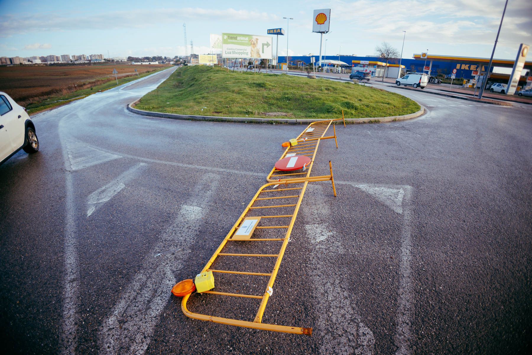 La rotonda donde comienza la parte rural de la carretera del Calvario, tras los centros comerciales, una vía que quedaba cortada este martes. La rotonda donde comienza la parte rural de la carretera del Calvario, tras los centros comerciales, una vía que quedaba cortada este martes.