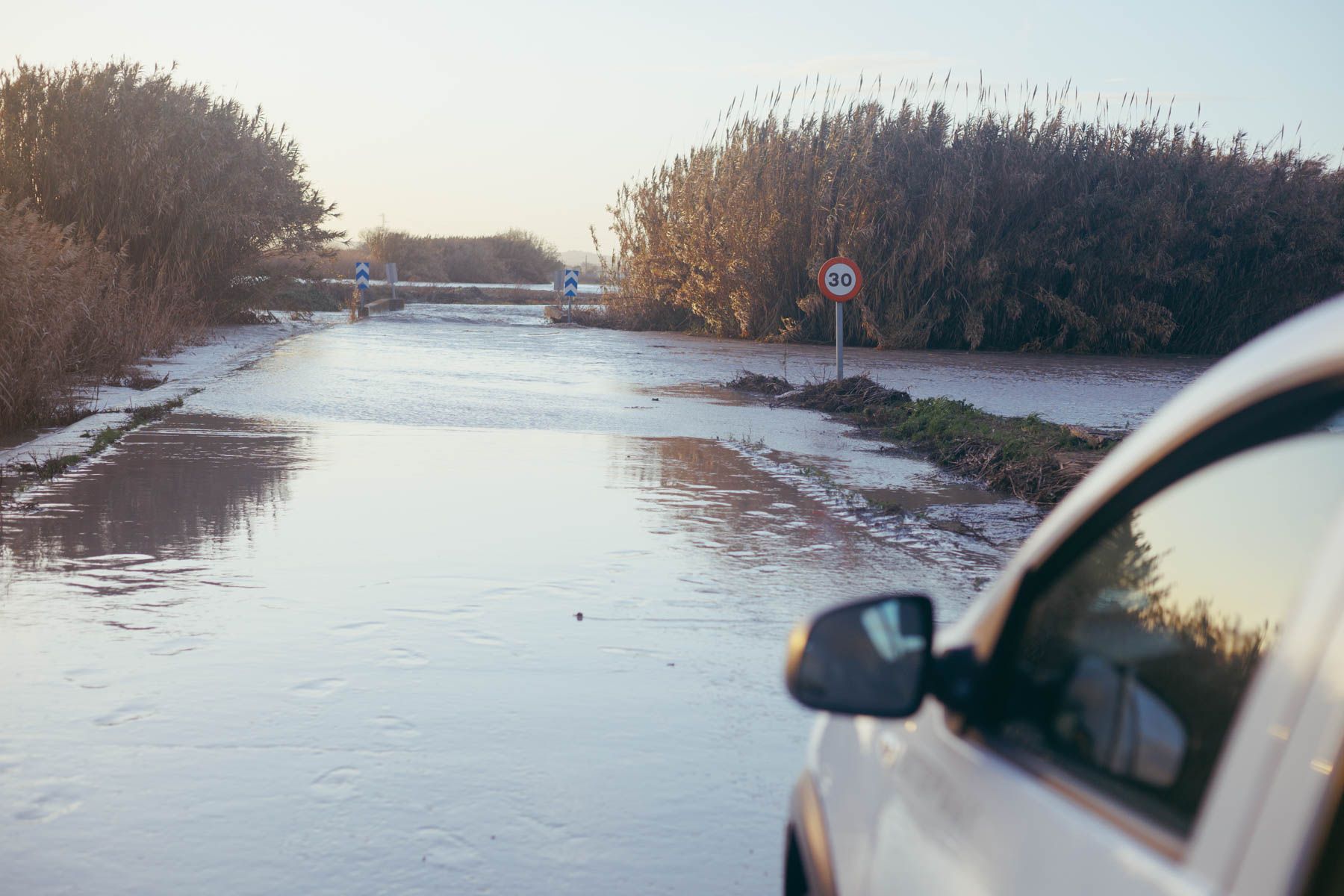 Una crecida de un arroyo en Andalucía, este martes.