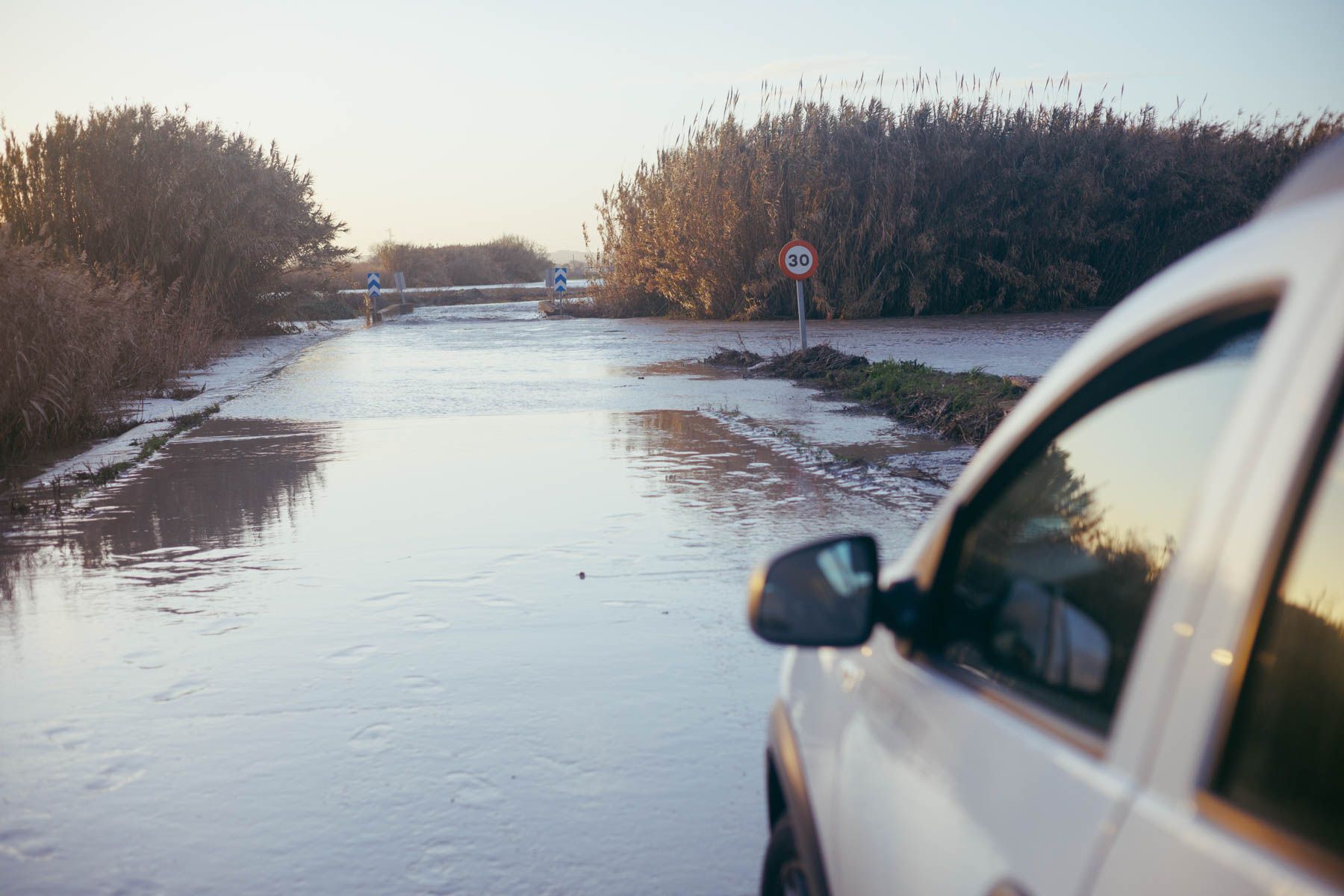 El arroyo de la Jarilla, desbordado este pasado martes, mantiene cortada la conexión entre Nueva Jarilla y Torremelgarejo. El arroyo de la Jarilla, desbordado este pasado martes, mantiene cortada la conexión entre Nueva Jarilla y Torremelgarejo.
