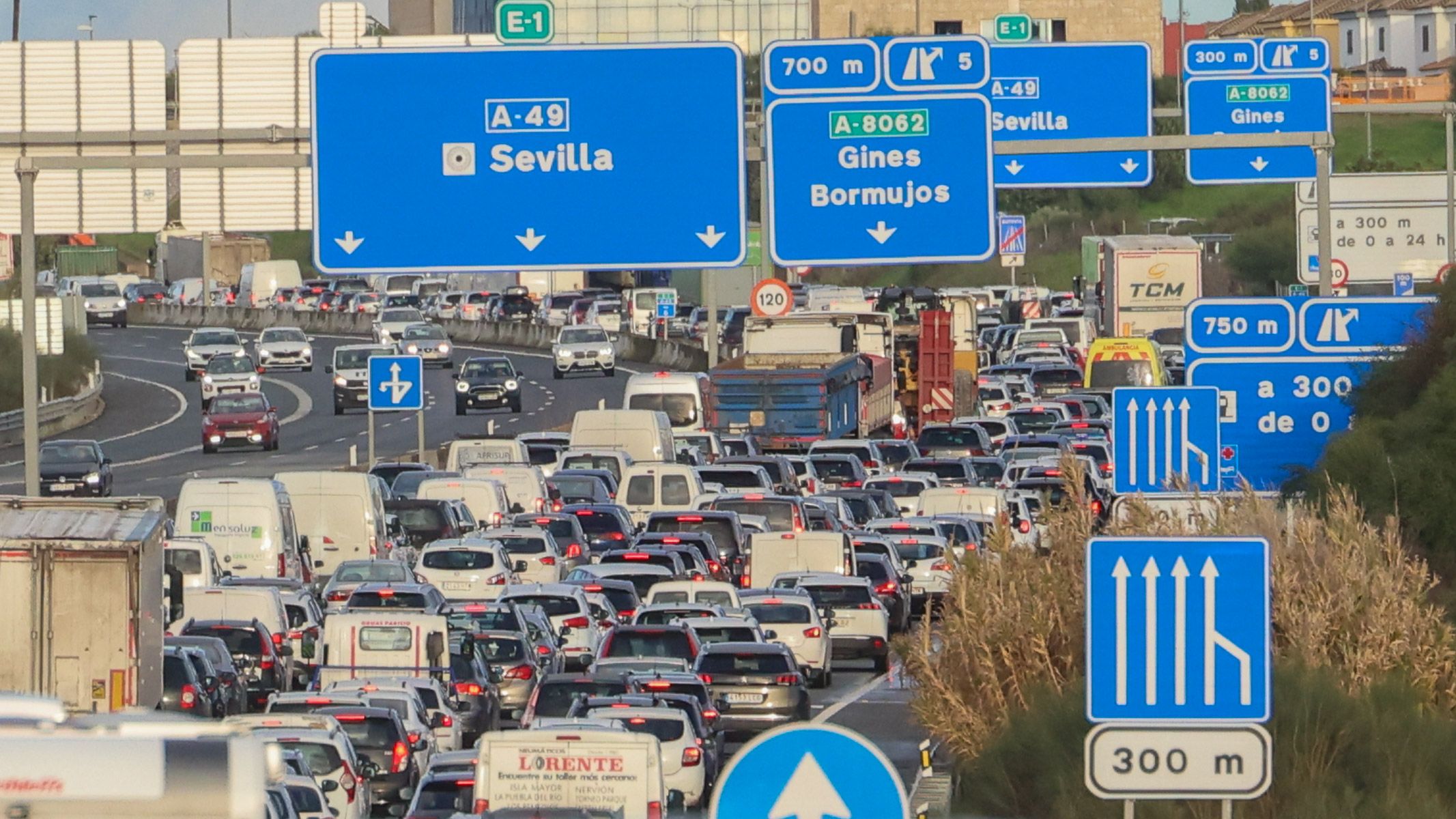 Cientos de coches, atrapados en un atasco por el accidente en la A-49, cerca de Sevilla. Cientos de coches, atrapados en un atasco por el accidente en la A-49, cerca de Sevilla.