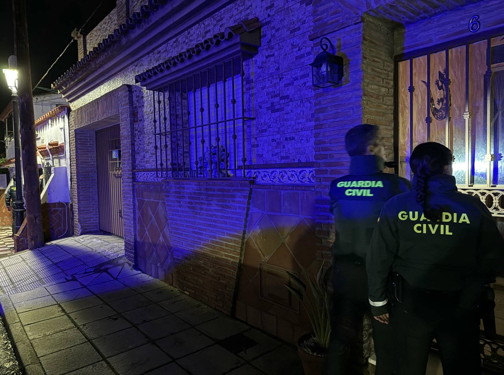 Guardias civiles alertan de la necesidad de evacuar domicilios cerca del río Guadarranque, esta pasada medianoche en San Roque.