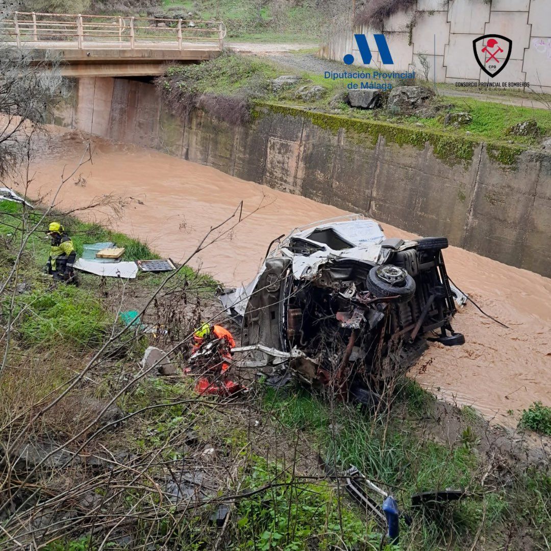 Estado del vehículo tras caer por un puente en Casabermeja. Estado del vehículo tras caer por un puente en Casabermeja.