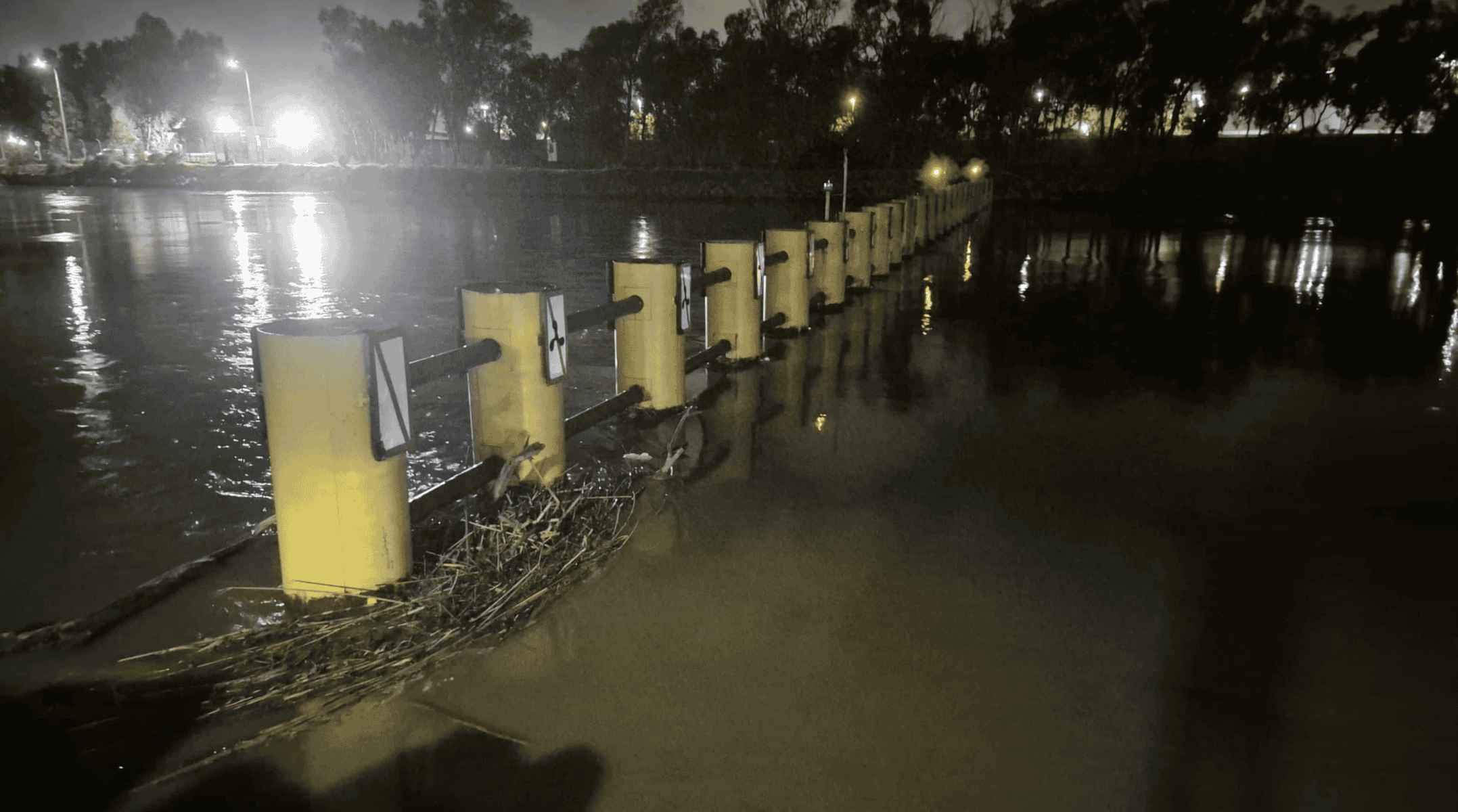 250 familias han sido desalojadas en Guadarranque ante el temor por la posible crecida del río.