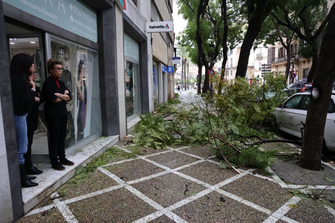 Trabajadoras en Porvera contemplan el estado de la calle.