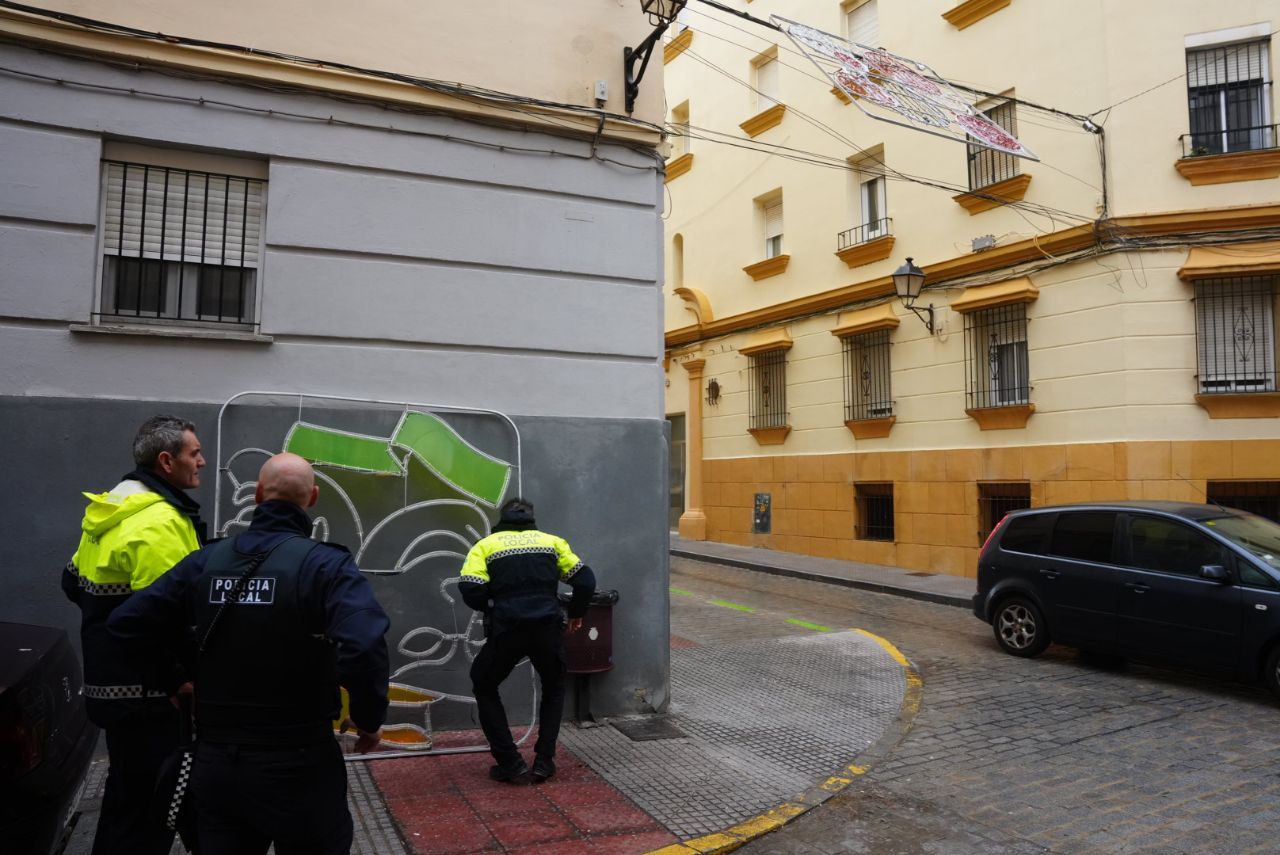 El temporal arranca el alumbrado de Carnaval en Cádiz.