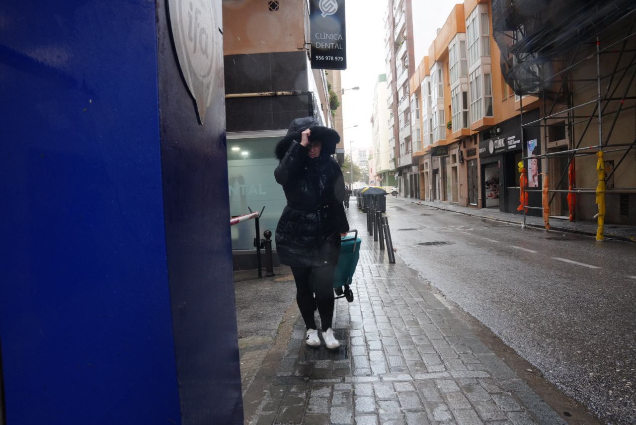 Una persona andando por la calle en Cádiz en pleno temporal. Una persona andando por la calle en Cádiz en pleno temporal.