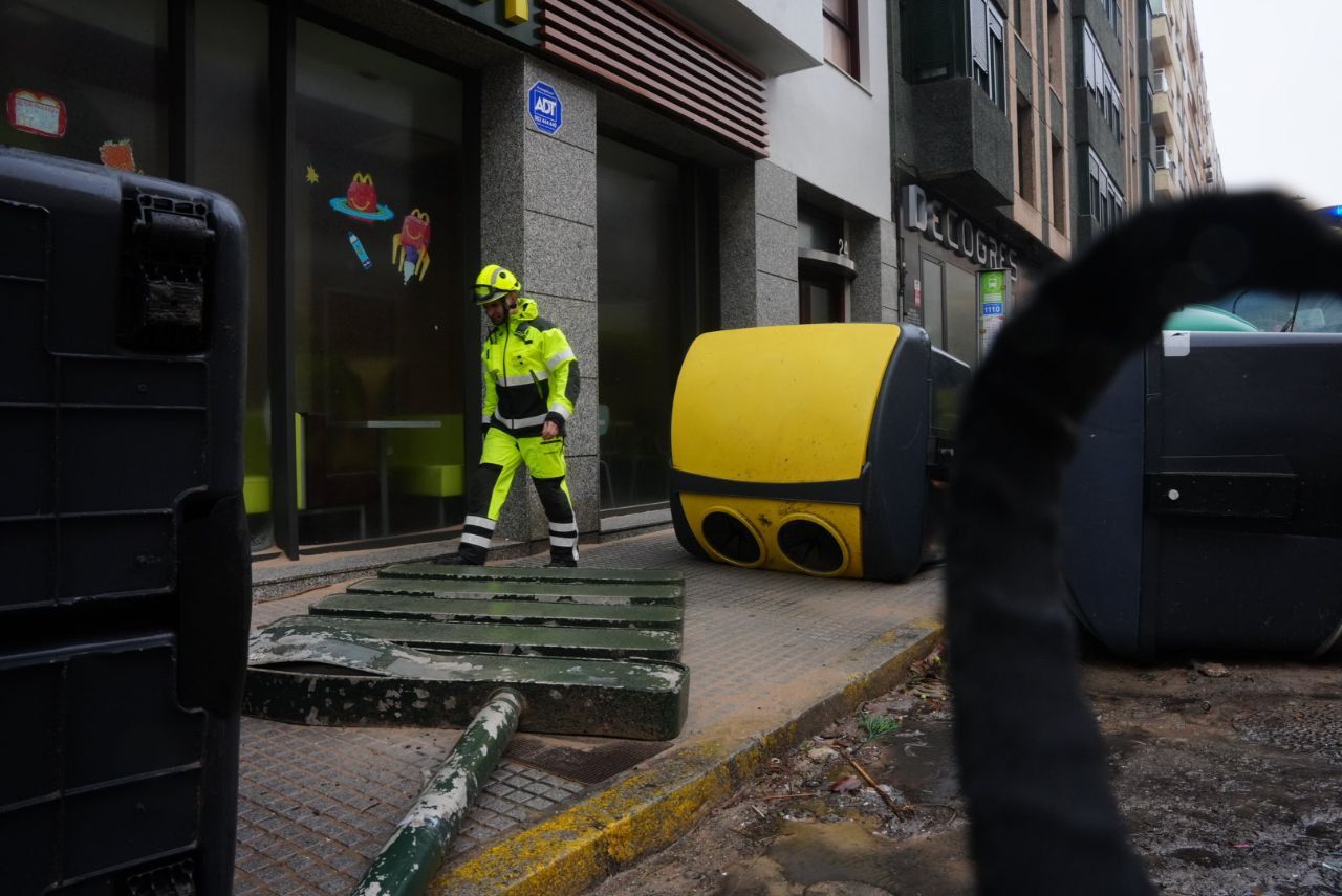 Tiempo revuelto en Andalucía a las puertas de Semana Santa. Efectos del fuerte viento en Cádiz, en la pasada borrasca 'Kristine'.