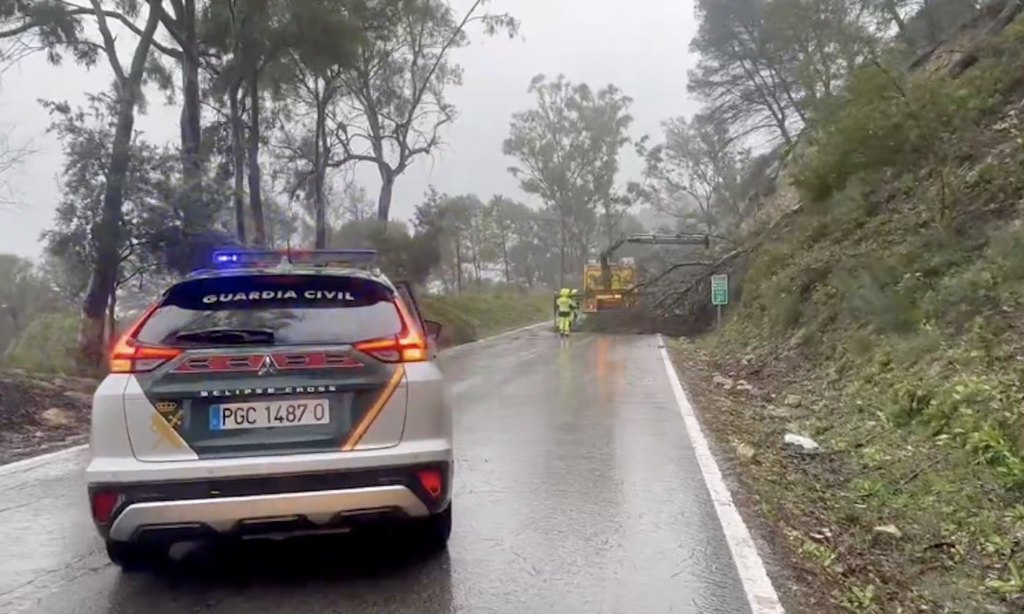 La Guardia Civil interviene en las incidencias de Grazalema durante la borrasca 'Kristin'.