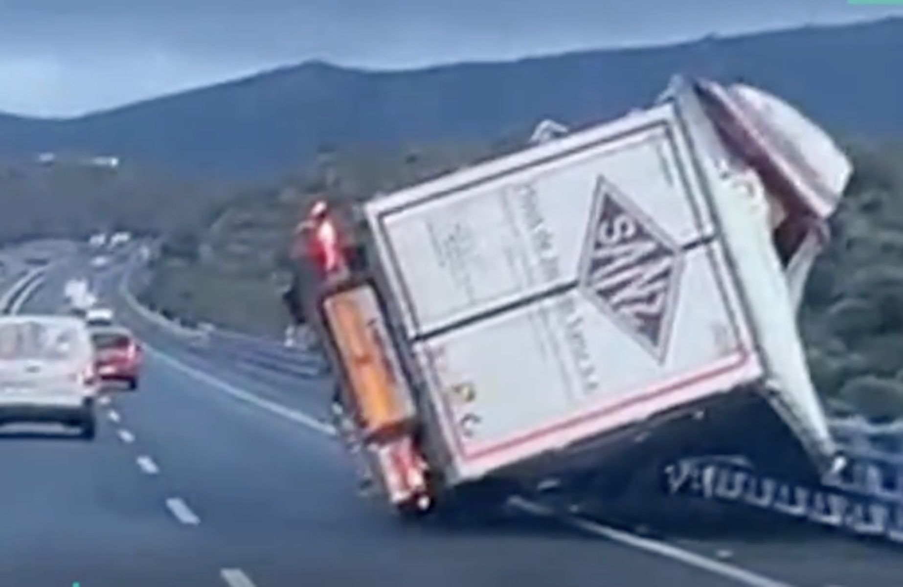 Uno de los camiones volcados a consecuencia del viento en la Ruta de la Plata.