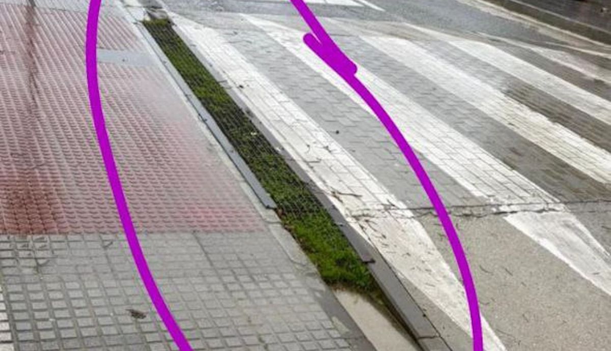 Estado de la alcantarilla en la Avenida de Chipiona.