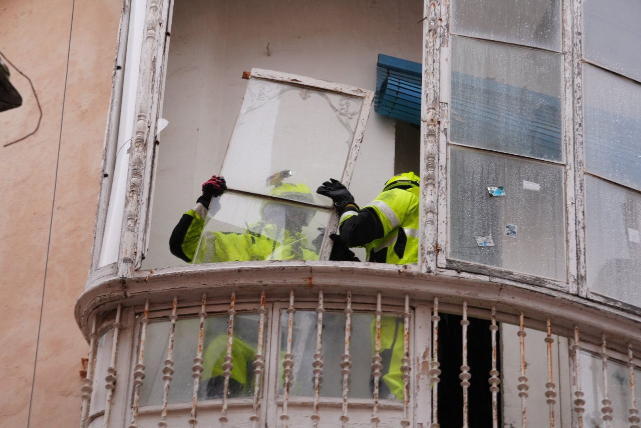 Los bomberos intervienen en el suceso registrado en la calle San José esquina con Cervantes en Cádiz.