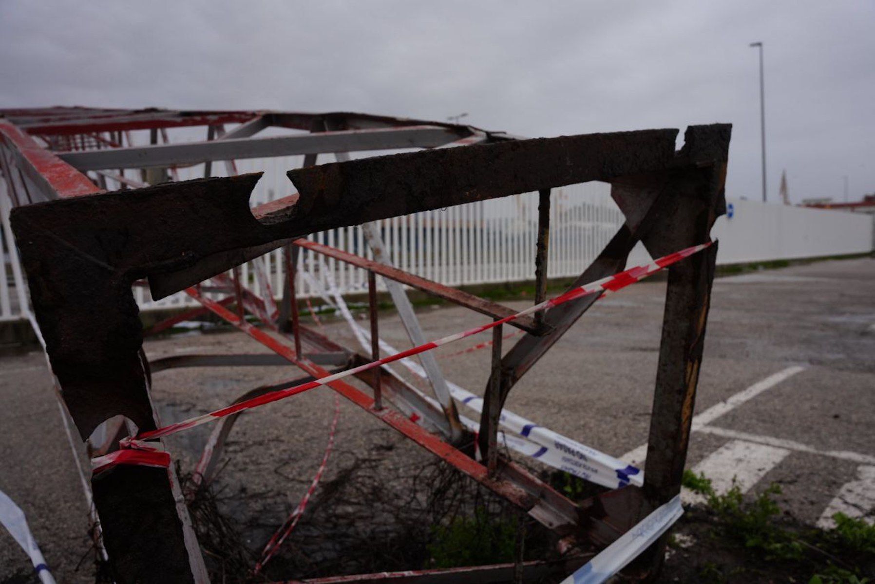 El poste eléctrico caído en la zona portuaria de Cádiz.