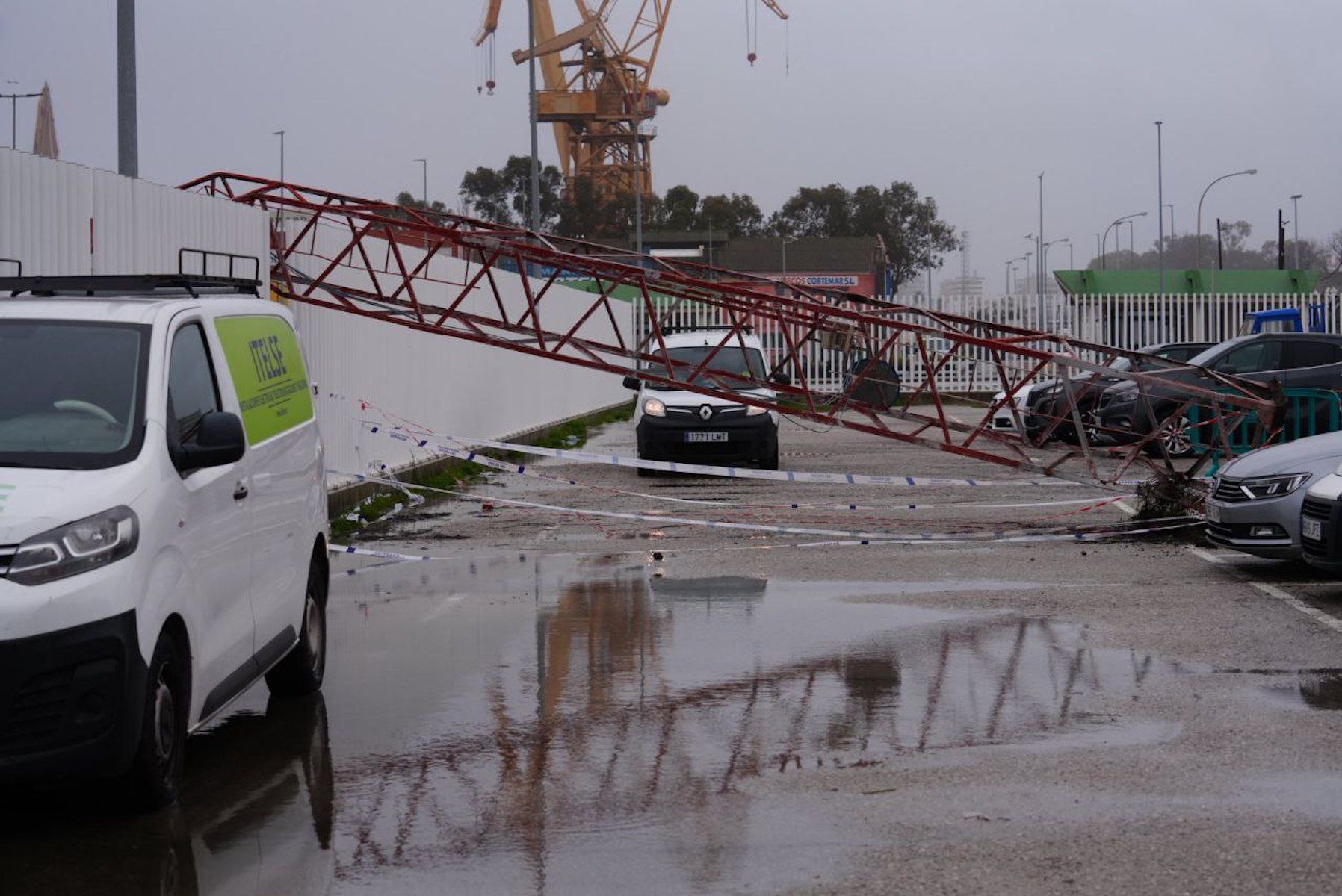 El poste eléctrico caído entre la Lonja y Astilleros.
