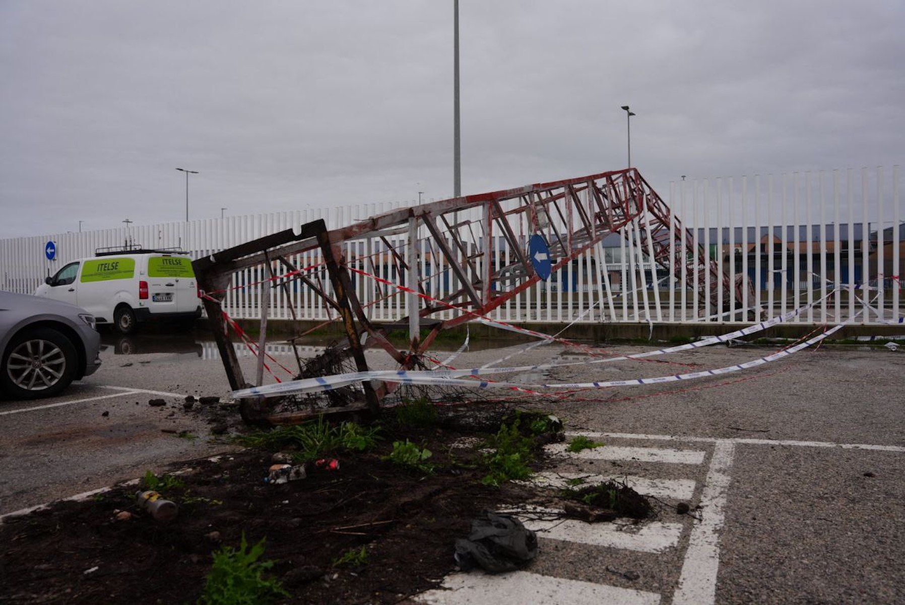 Cae un poste eléctrico en Cádiz por la borrasca 'Kristin'.