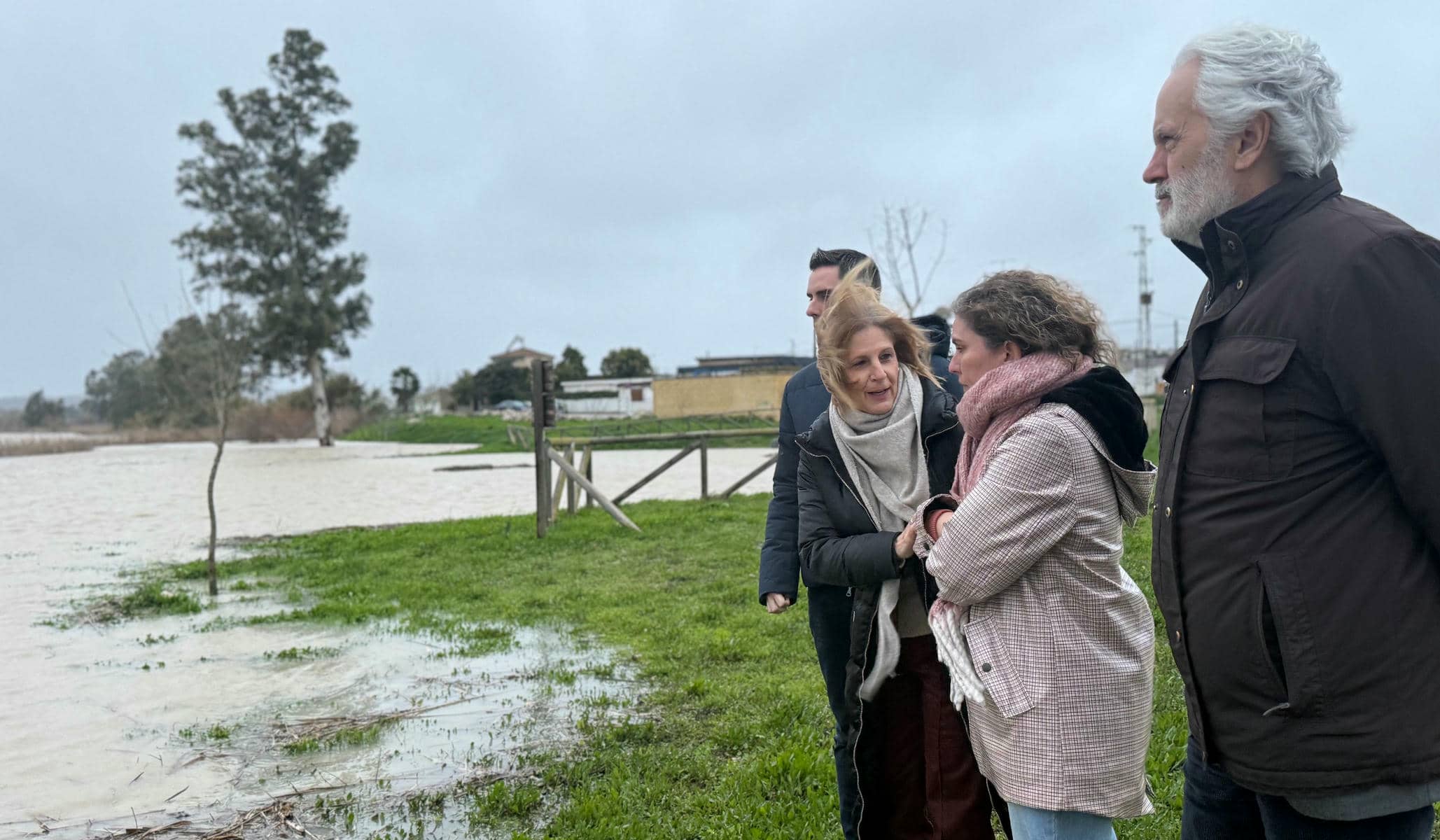 La alcaldesa y miembros de su gobierno, siguiendo el estado del Guadalete.