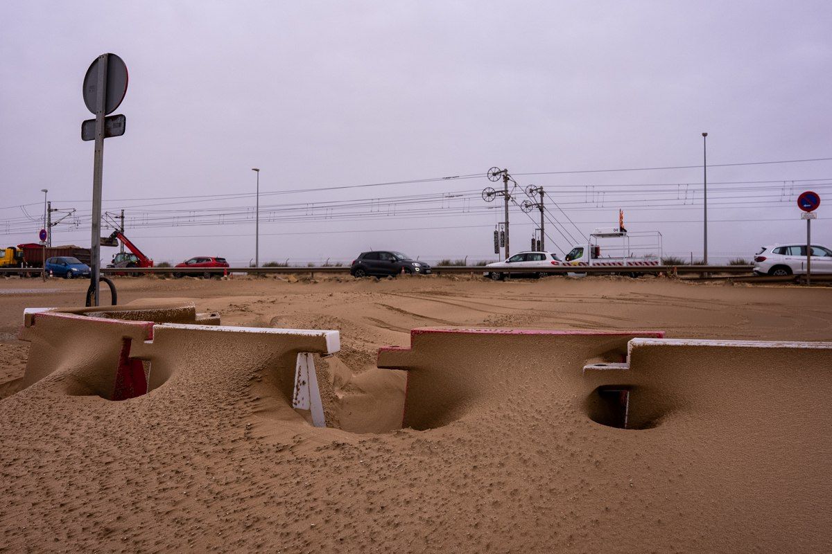 La duna Cortadura avanza por el temporal en Cádiz