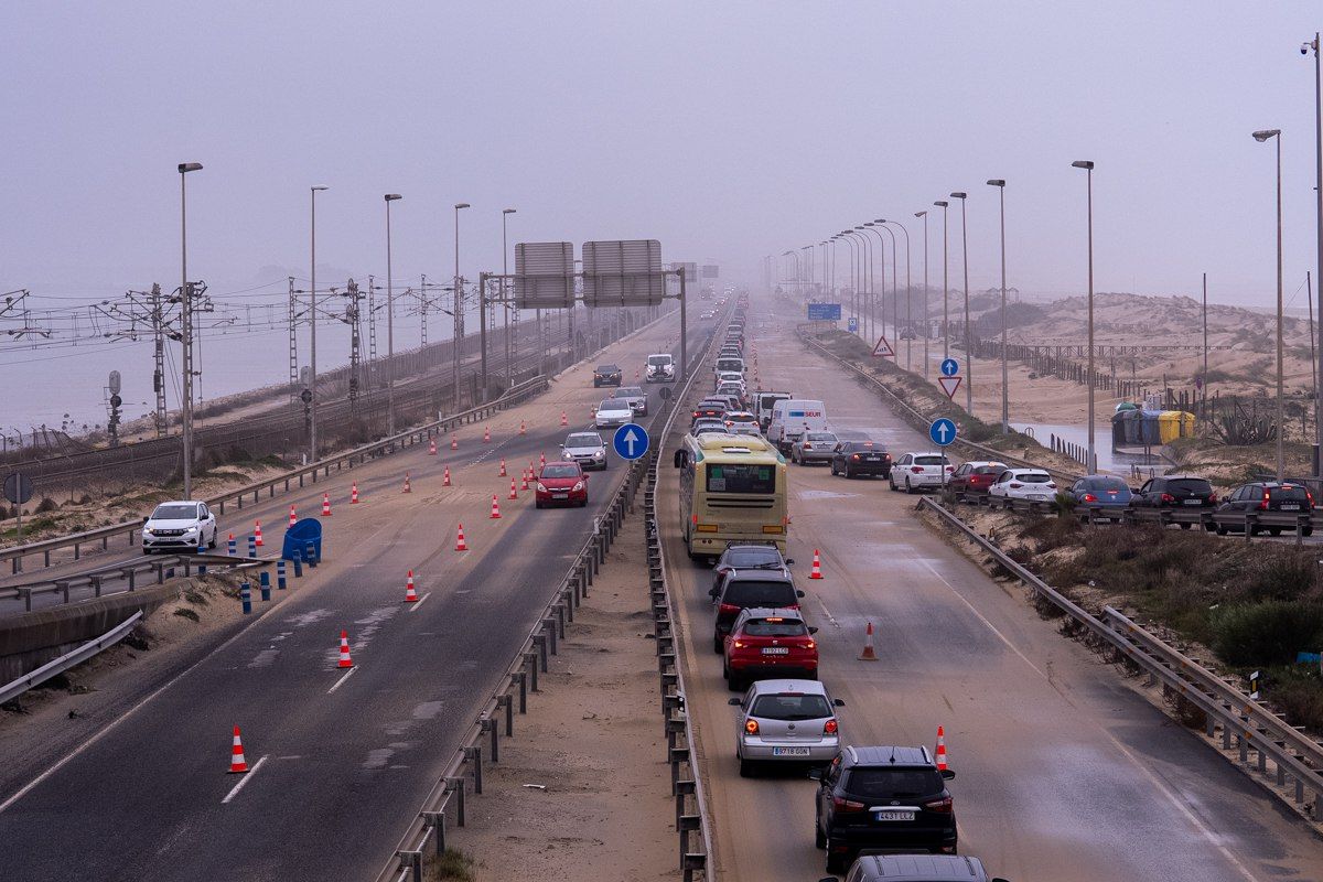 La duna Cortadura avanza por el temporal en Cádiz 
