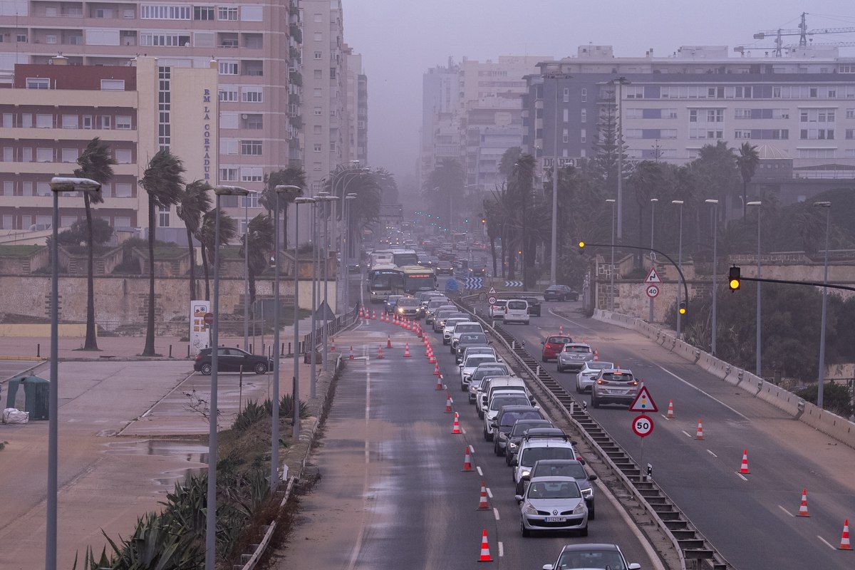 La duna de Cortadura avanza por el temporal en Cádiz