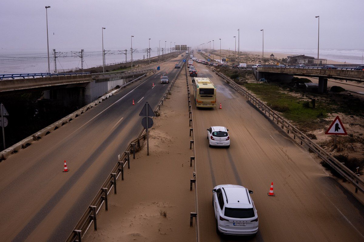 La duna Cortadura avanza por el temporal en Cádiz 