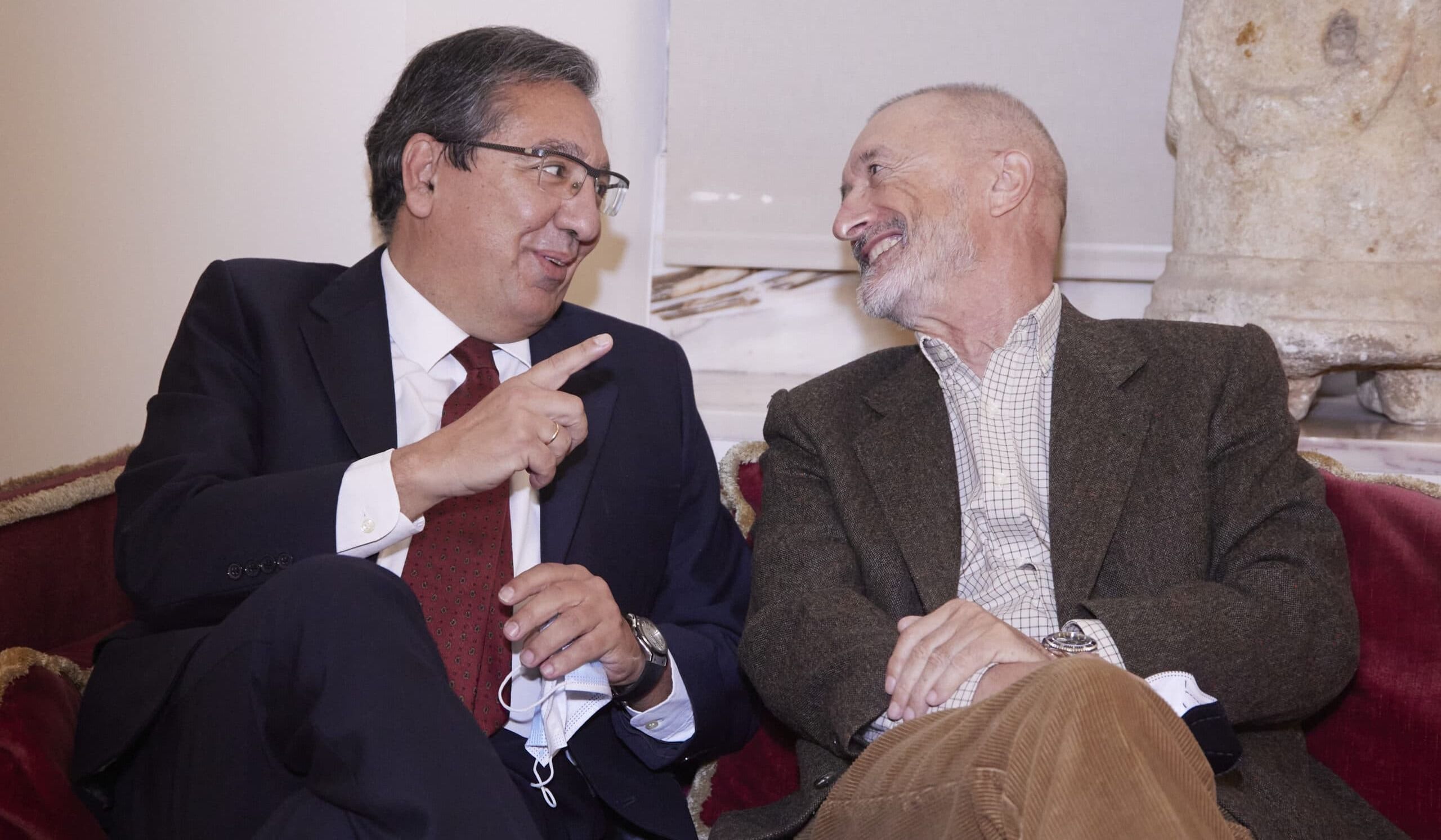 Reverte, con Antonio Pulido, de Cajasol. Reverte, con Antonio Pulido, de Cajasol.