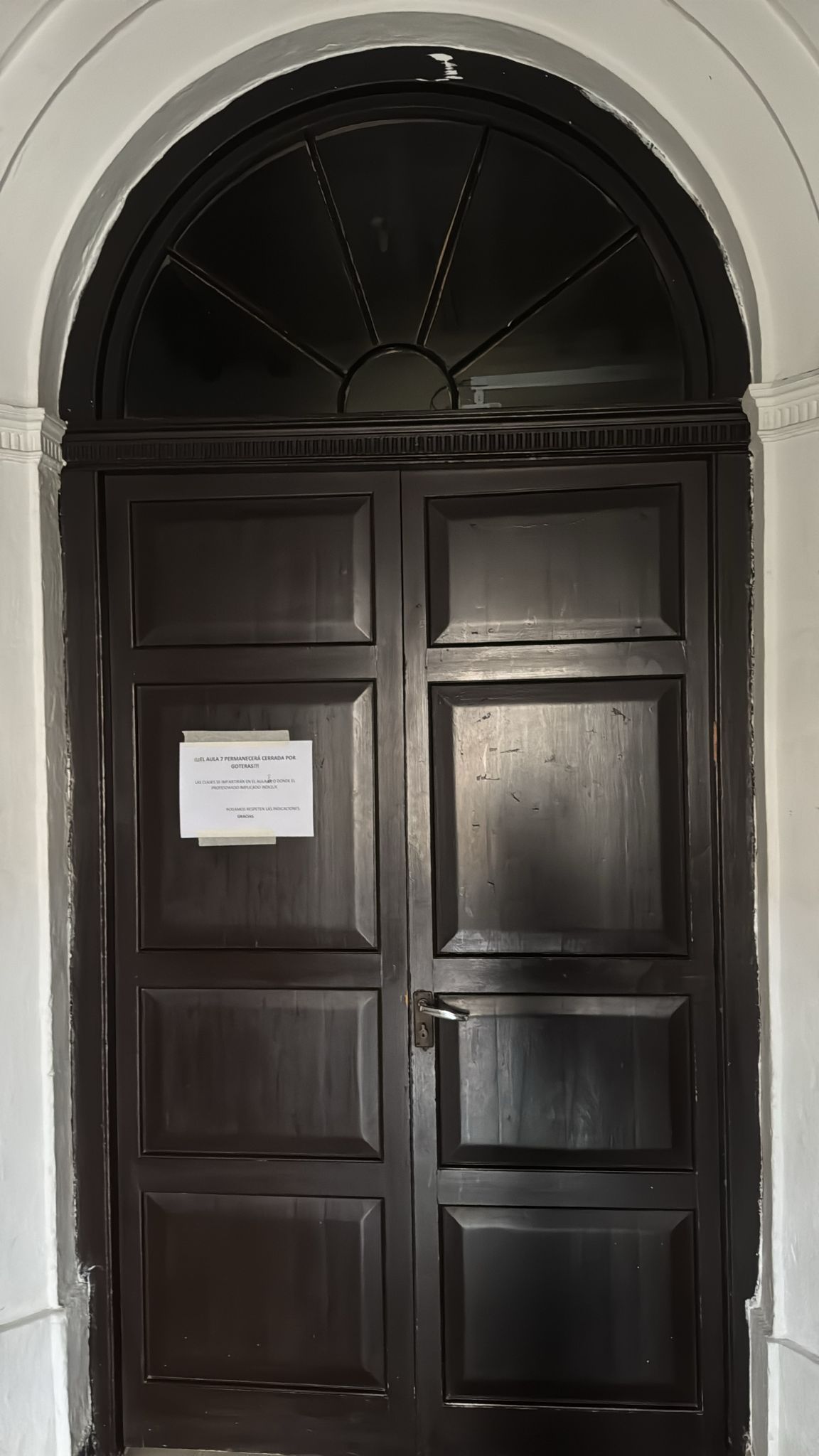 La puerta de un aula cerrada por goteras este miércoles.