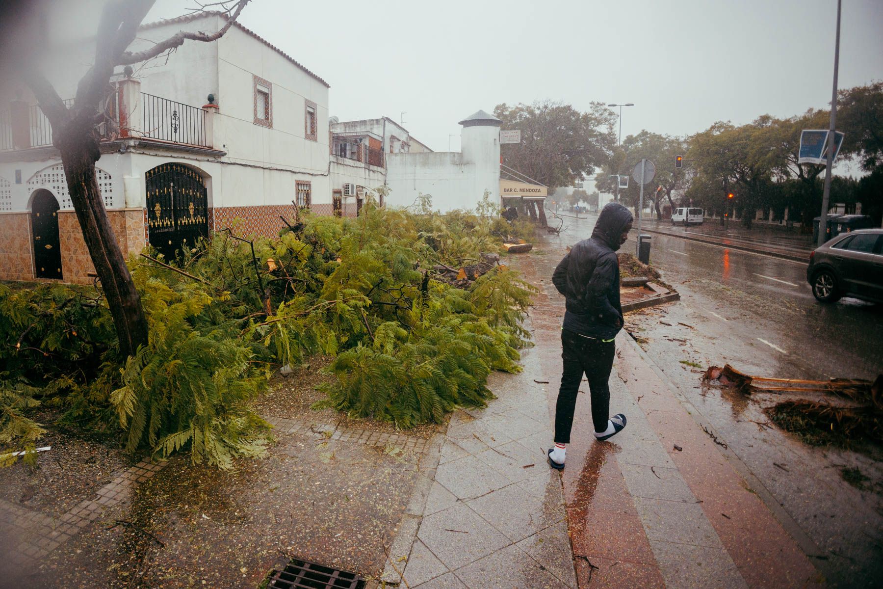Un hombre corre a refugiarse de la lluvia
