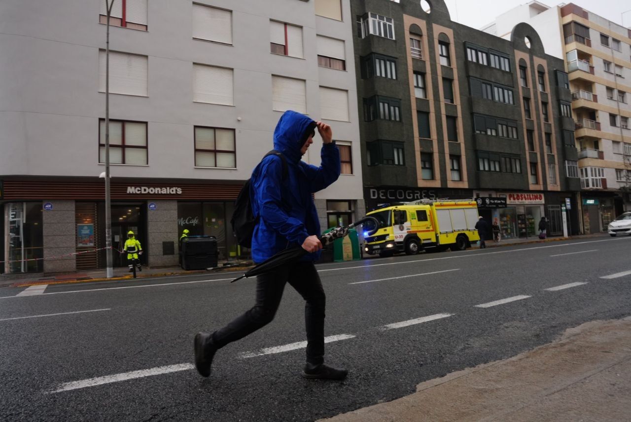 Bomberos al fondo en Cádiz