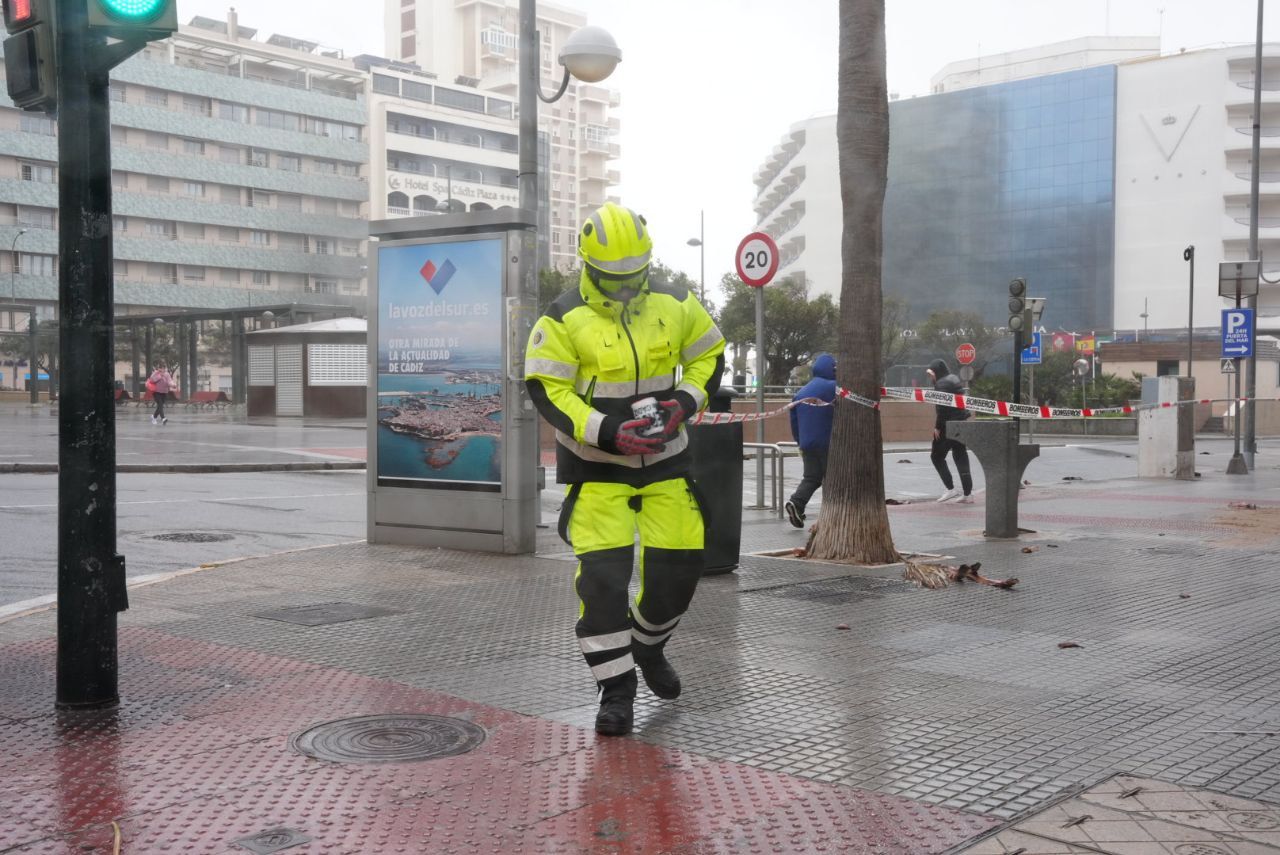 Bomberos acordonando una zona de Cádiz