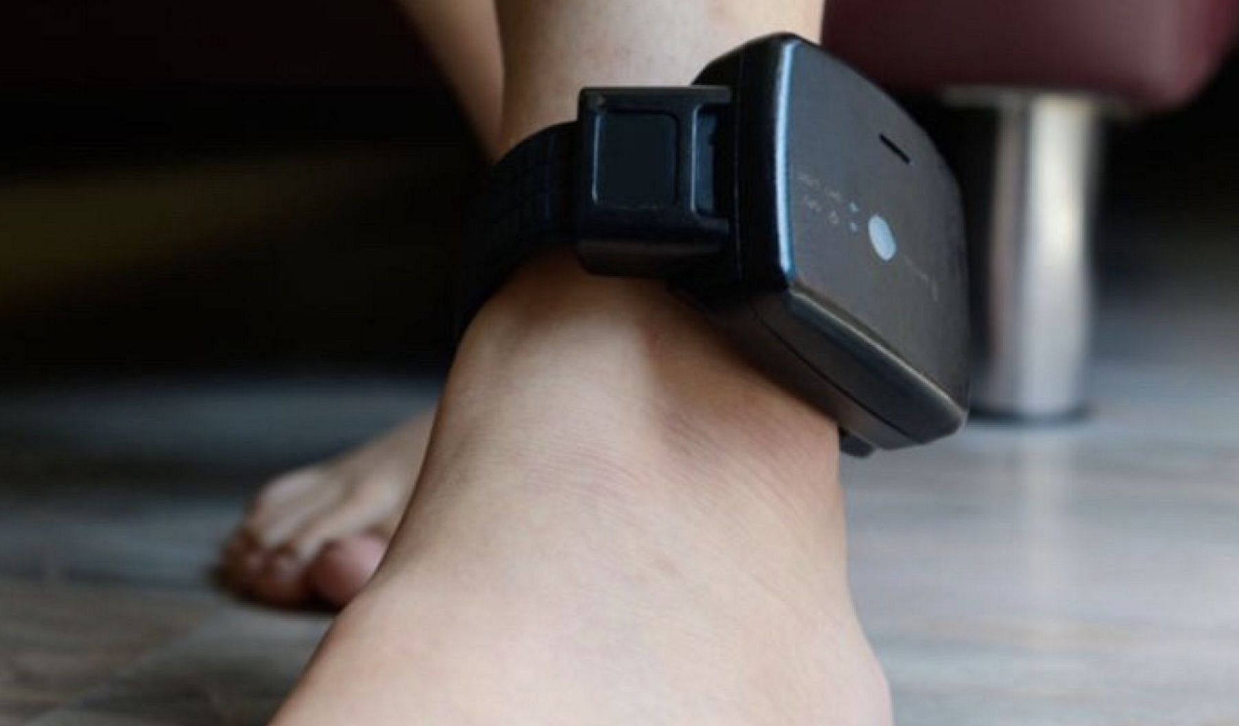 Tobillera electrónica para agresores machistas, en una imagen de RTVE.