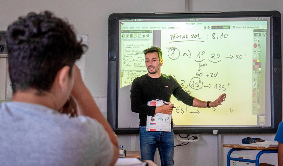 Un profesor en un aula de Andalucía, en una imagen de archivo.