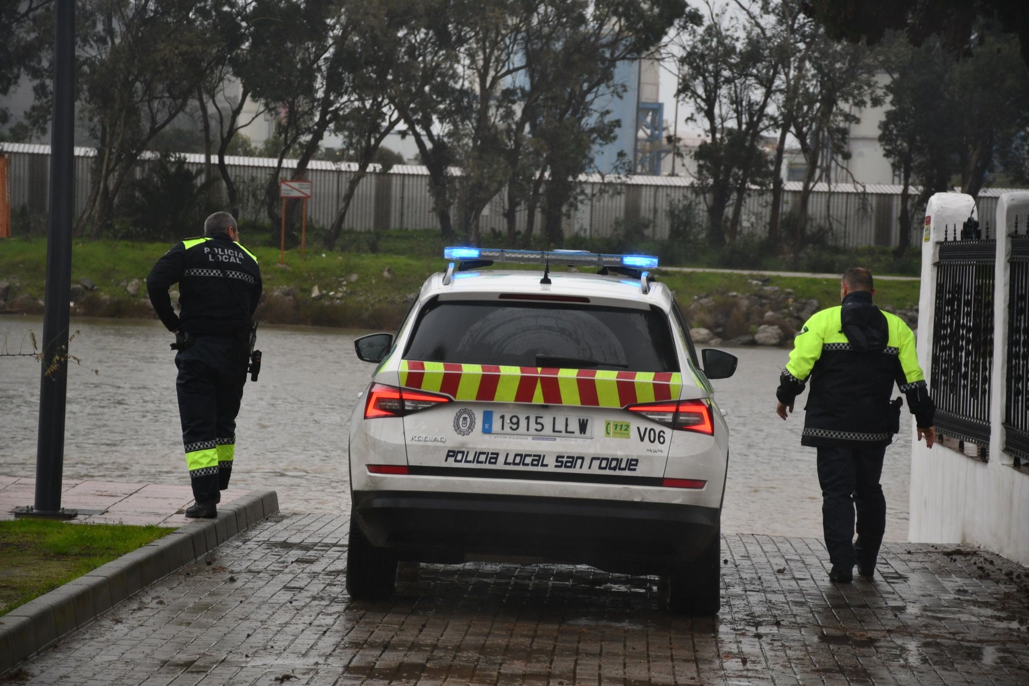 Policías de San Roque, en plena emergencia por la crecida de los ríos del municipio.