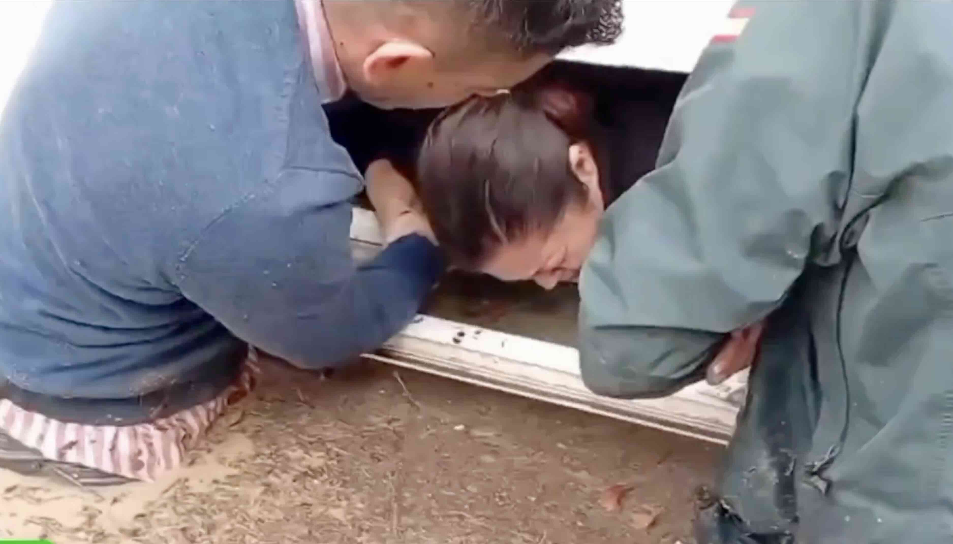 Un momento del rescate de la mujer en Jaén.