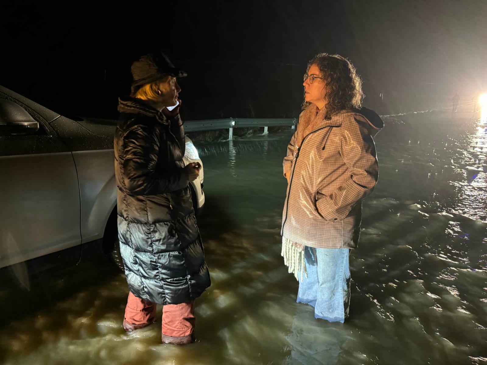 María José García Pelayo y Susana Toro, con el agua casi hasta las rodillas.