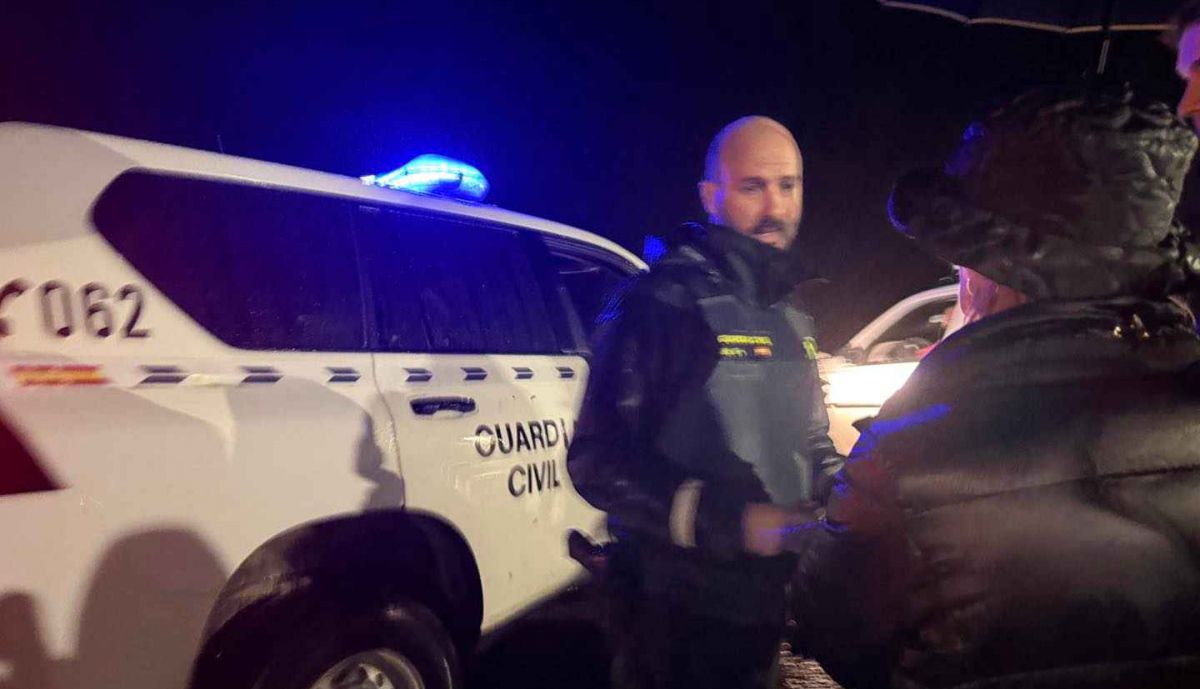 La alcaldesa de Jerez, hablando con un agente de la Guardia Civil.