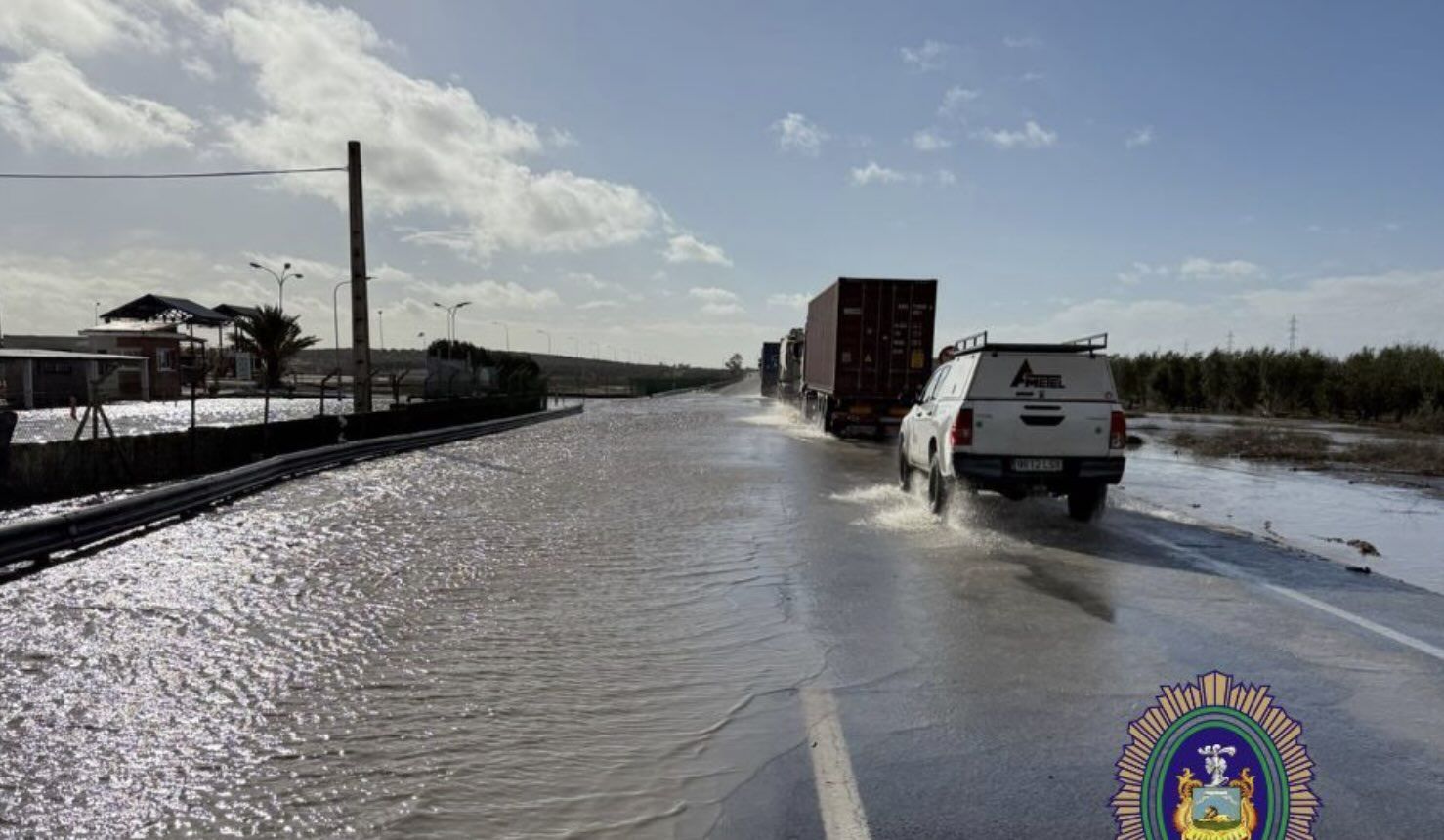 Desbordamiento del río Guadaíra, a su paso por Arahal, en una imagen de la Policía Local del municipio sevillano. Desbordamiento del río Guadaíra, a su paso por Arahal, en una imagen de la Policía Local del municipio sevillano.