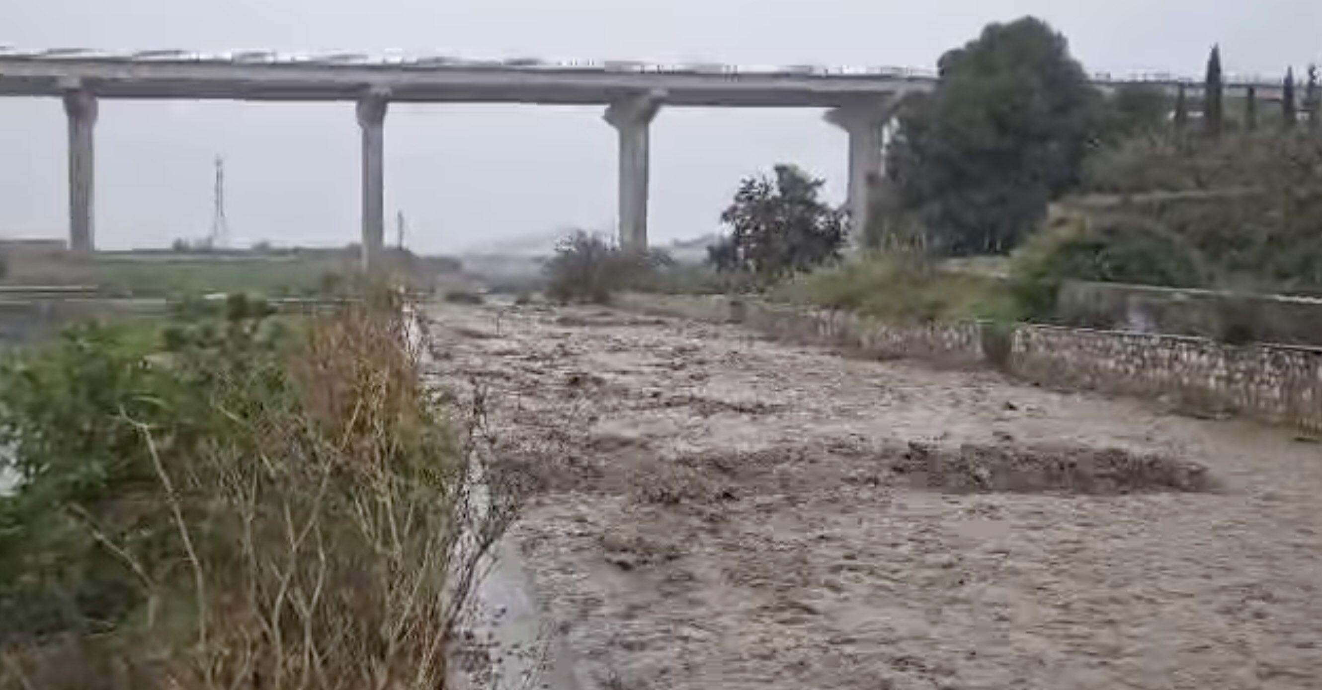 Caudalosa rambla del Sotillo, junto a Castell de Ferro, en Granada, zona en la que apareció el cuerpo sin vida de la mujer, este pasado miércoles. Caudalosa rambla del Sotillo, junto a Castell de Ferro, en Granada, zona en la que apareció el cuerpo sin vida de la mujer, este pasado miércoles.