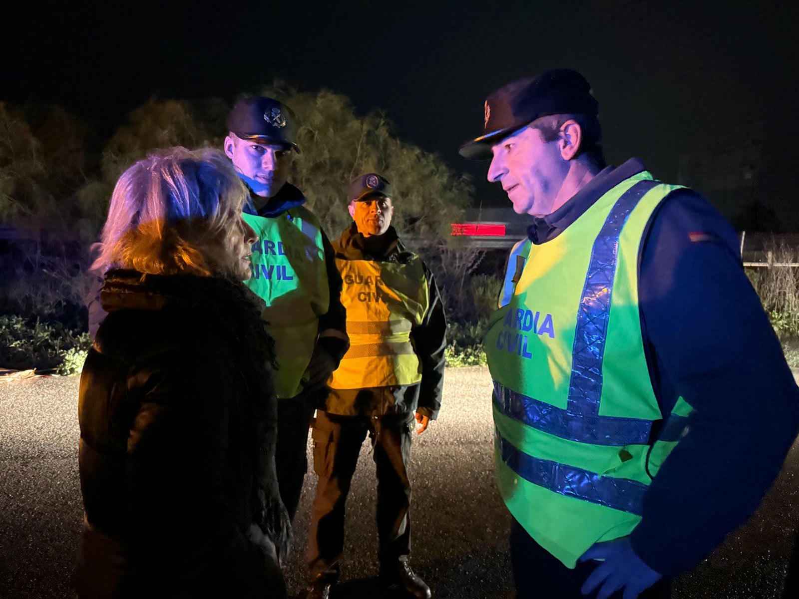 La alcaldesa de Jerez, hablando con varios agentes de la Guardia Civil sobre la situación del río Guadalete. La alcaldesa de Jerez, hablando con varios agentes de la Guardia Civil sobre la situación del río Guadalete.