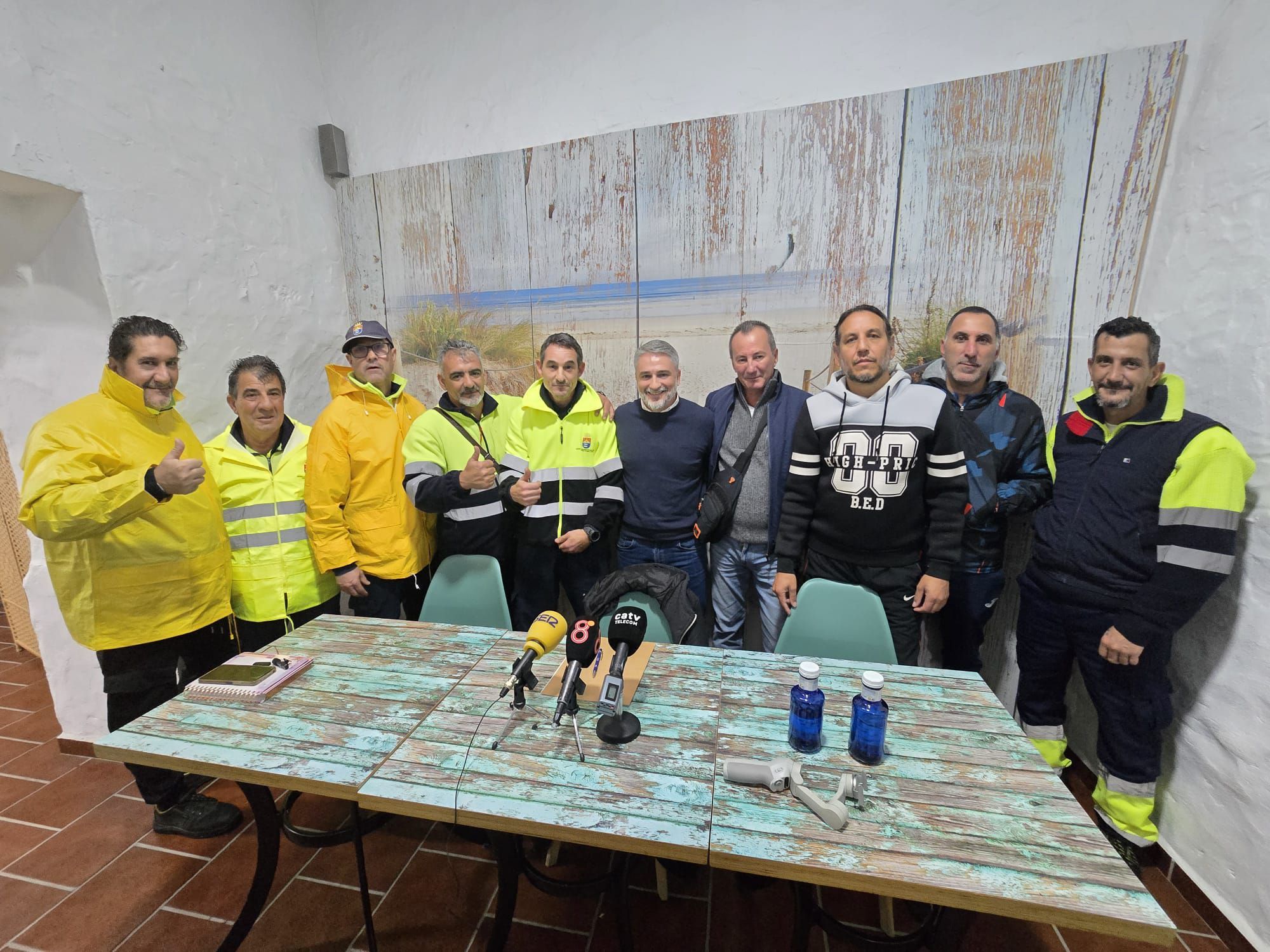 Paco Muñoz Jarillo junto a trabajadores del área que dirigía hasta este pasado jueves en el Ayuntamiento de Barbate.