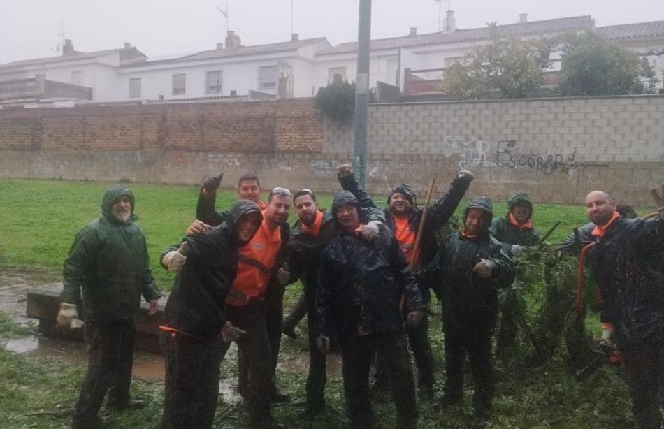 Trabajadores municipales tras una jornada intensa en Jerez por el temporal.